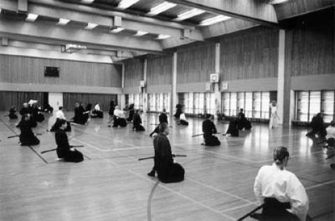 Ihmisiä iaido-leirillä